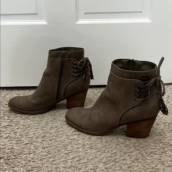 Roxy Devon Taupe Brown Textured Stacked Heel Ankle Booties - Size 9 - Picture 1 of 16